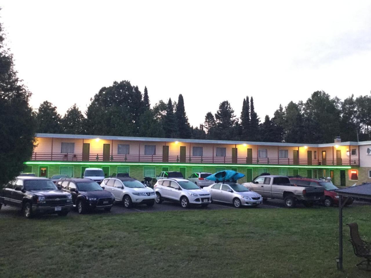 Cedars Motel Ironwood Extérieur photo