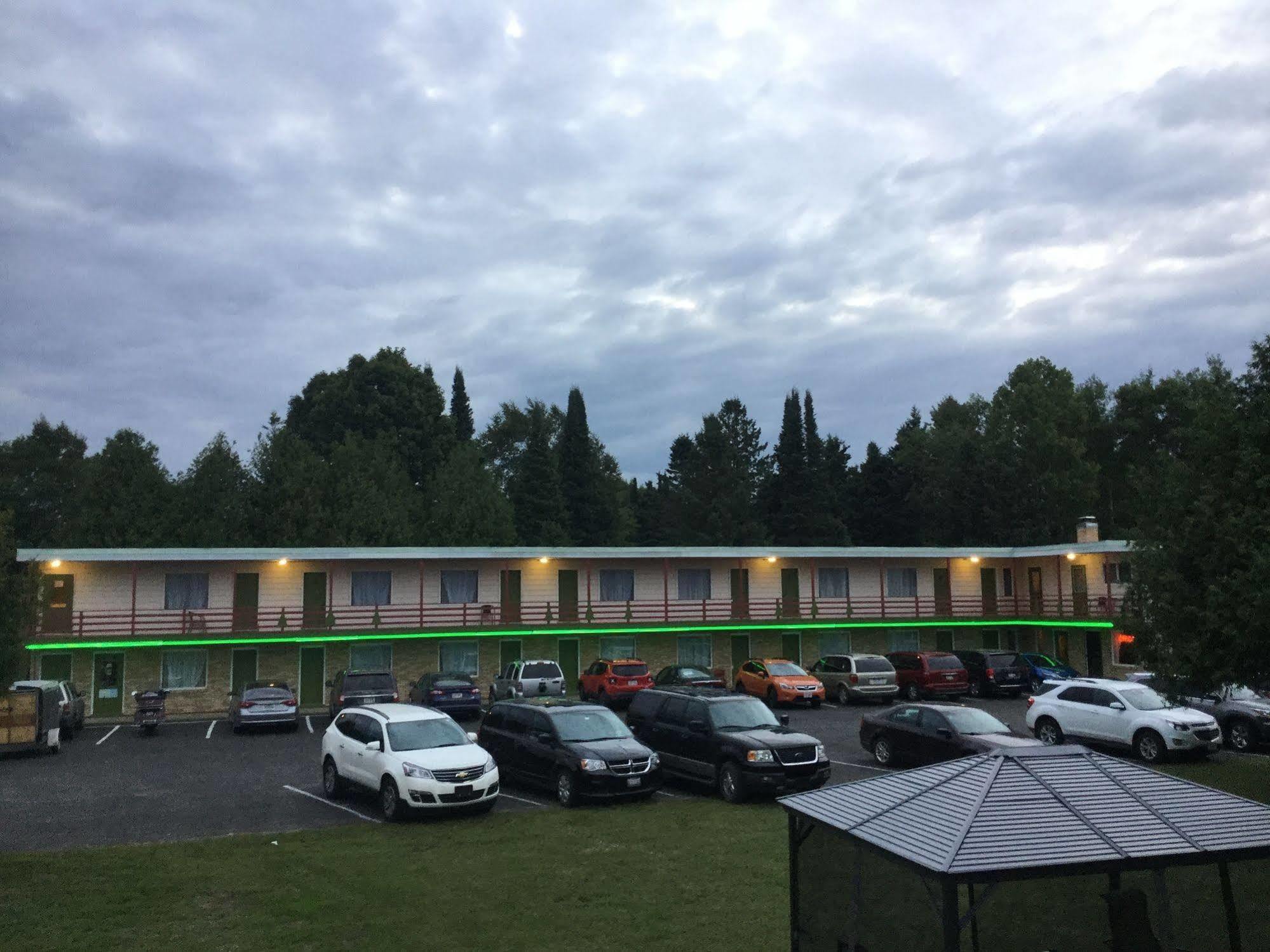 Cedars Motel Ironwood Extérieur photo